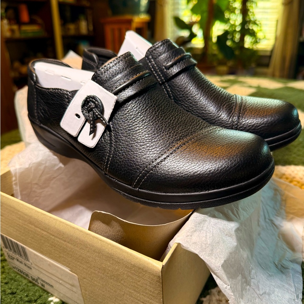 NWT Black Clarks Women's Leather Cheyn Madi Slip-On Loafer (6.5 W) $45